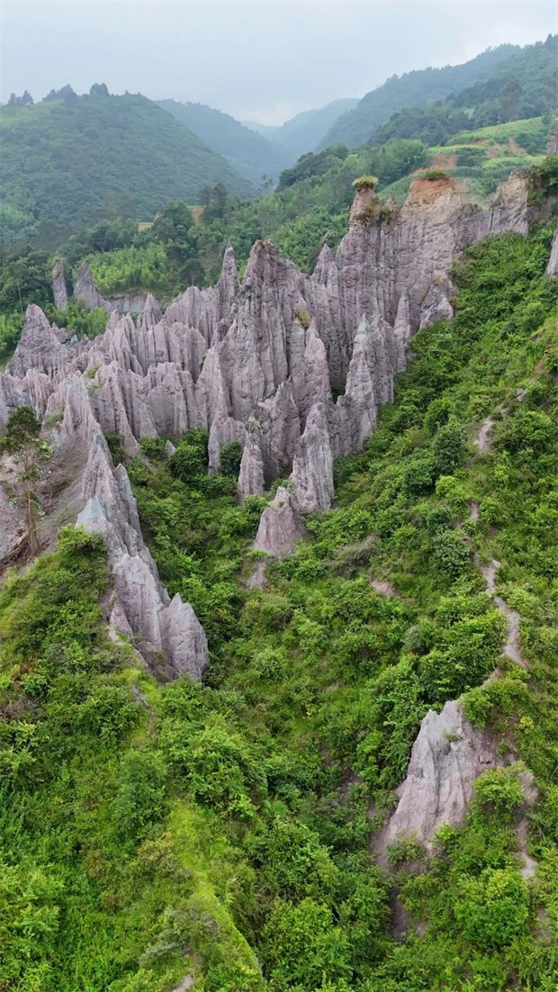 云南旅游,云南旅行社,云南團建公司,云南策劃公司,昆明旅游,昆明旅行社,昆明團建公司,昆明策劃公司,昆明會議會展：鬼斧神工！昆明居然還有塊藏在山水間的“七彩土林”秘境~